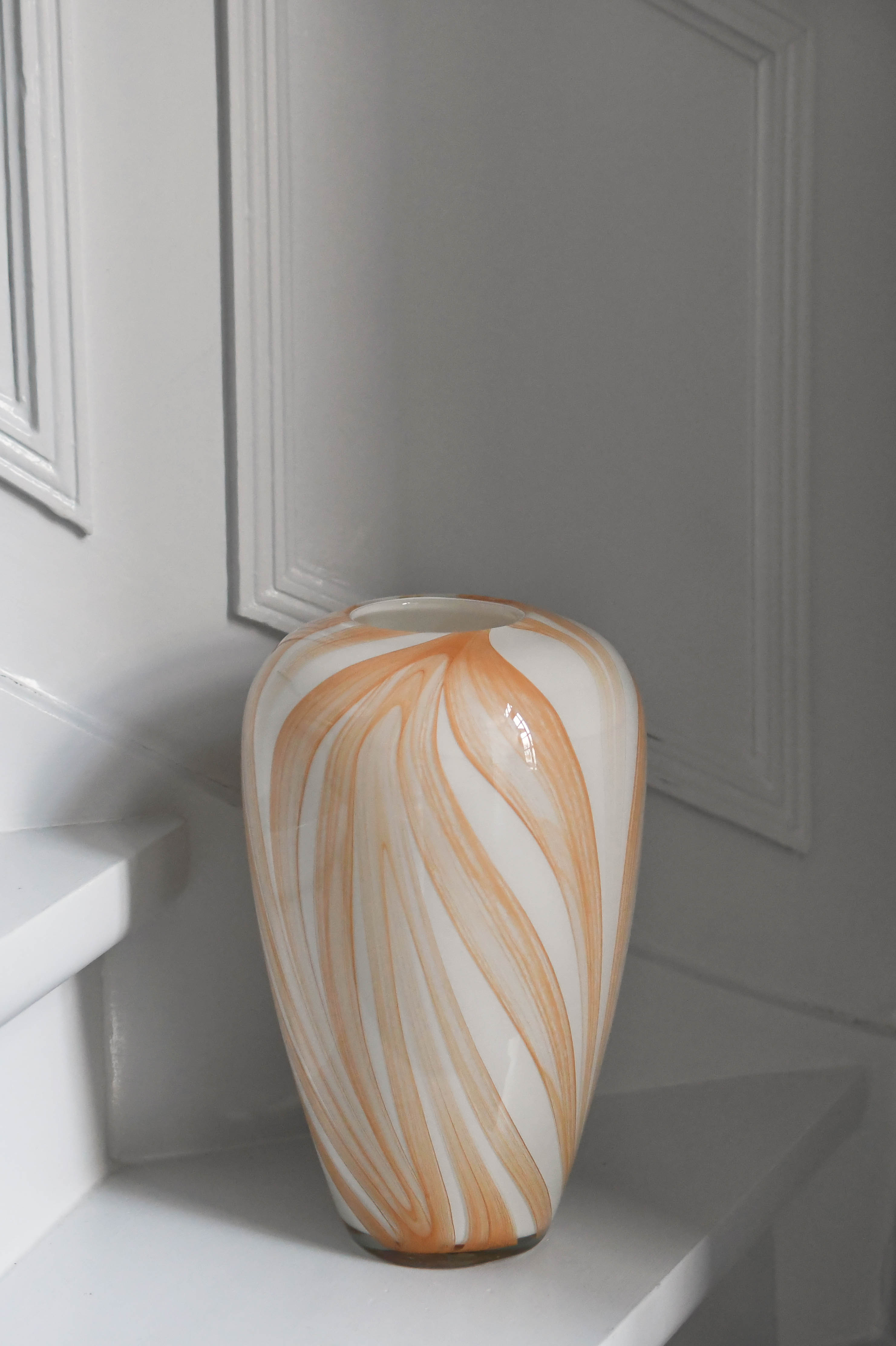 Vase med brede striber, amber/hvid - H32,5 cm.